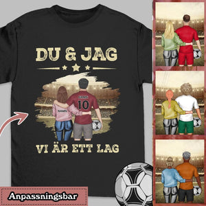 Personlig T-shirt till Make/pojkvän | Personlig present till Fotbollsspelare | Du & jag. Vi är ett lag