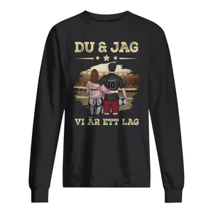 Personlig T-shirt till Make/pojkvän | Personlig present till Fotbollsspelare | Du & jag. Vi är ett lag