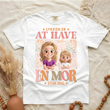 Personlig T-shirt med babyansigt og teksten “Lykken er at have en MOR som dig"
