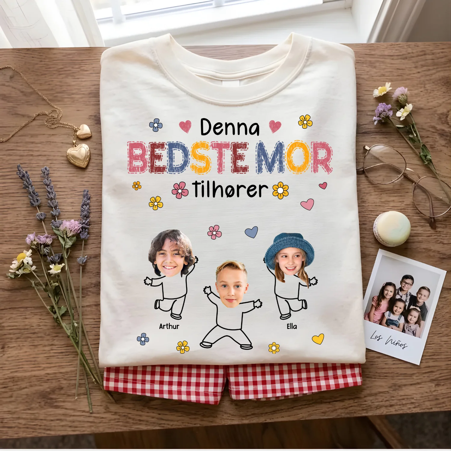 Personlig T-shirt med babyansigt og teksten “Denne bedste mor tilhører!”