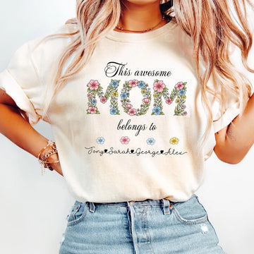 Personlig t-shirt med babyansikte och texten “This Awsome Mom belong to kids"